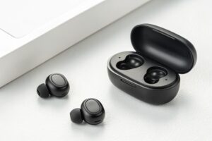 What are 'true wireless' headphones/earbuds?